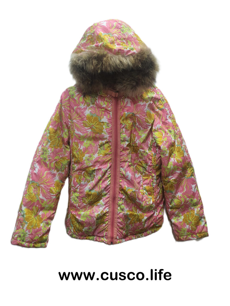 Casaca Acolchada con Estampado Floral Rosado y Cuello de Peluche
