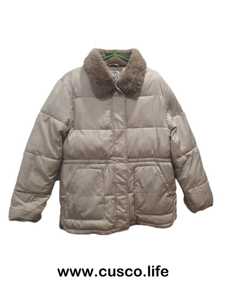 Casaca Acolchada Beige con Cuello de Peluche
