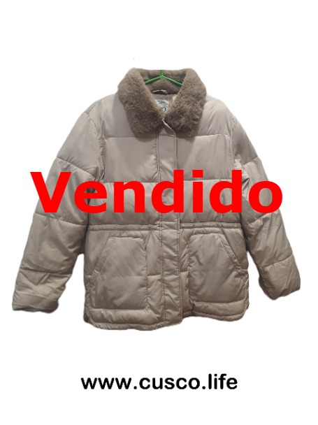 Casaca Acolchada Beige con Cuello de Peluche