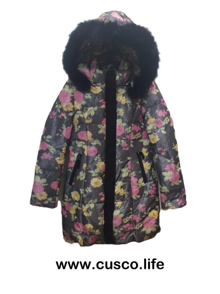Casaca Acolchada Larga Estampado Floral con Capucha de Pelo