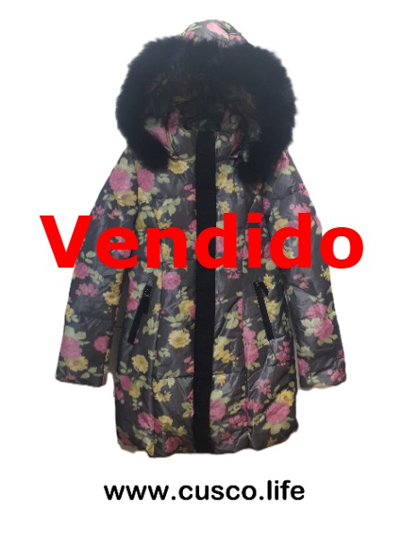 Casaca Acolchada Larga Estampado Floral con Capucha de Pelo