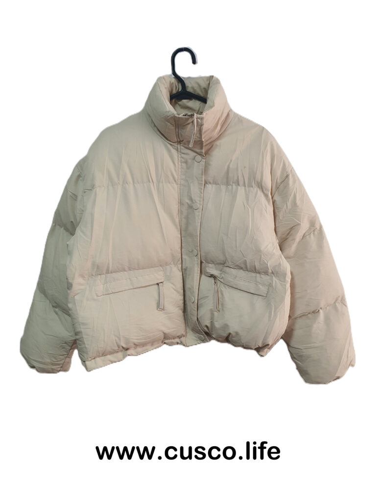 Casaca Acolchada Cropped Beige con Cuello Alto