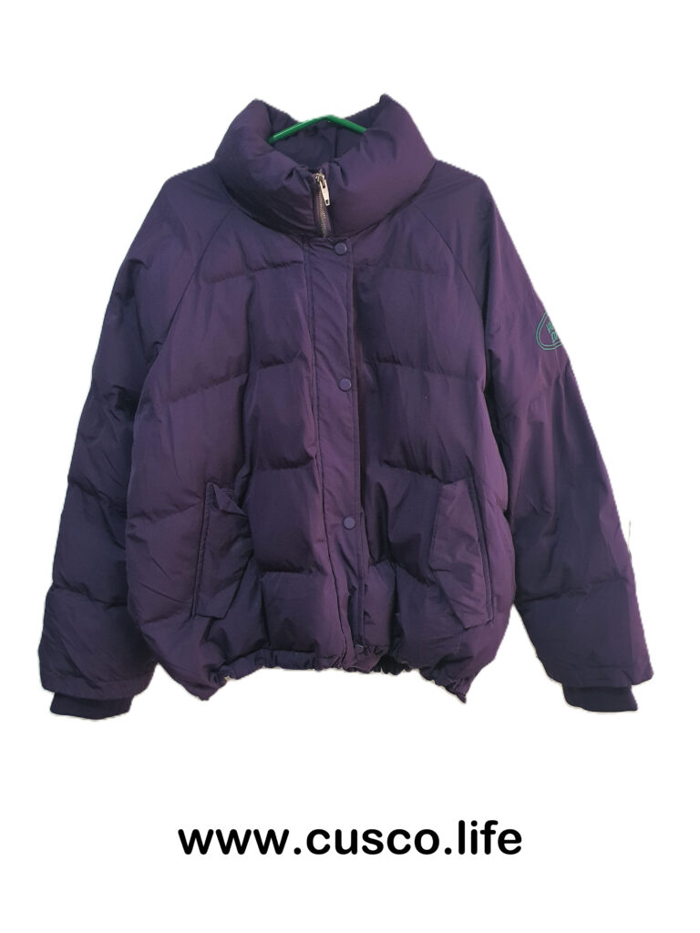 Casaca Acolchada Morada con Cuello Alto